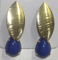 Brinco dourado com pedra azul